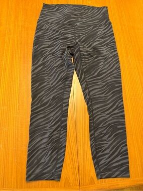Women’s Lululemon - leggings size 10, no pockets. Great condition.
